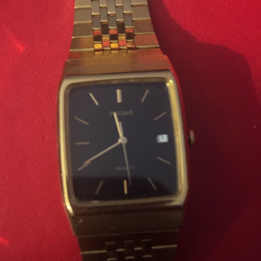 Vintage Pulsar By Seiko Gold Tone Date Watch with a sleek Black Dial